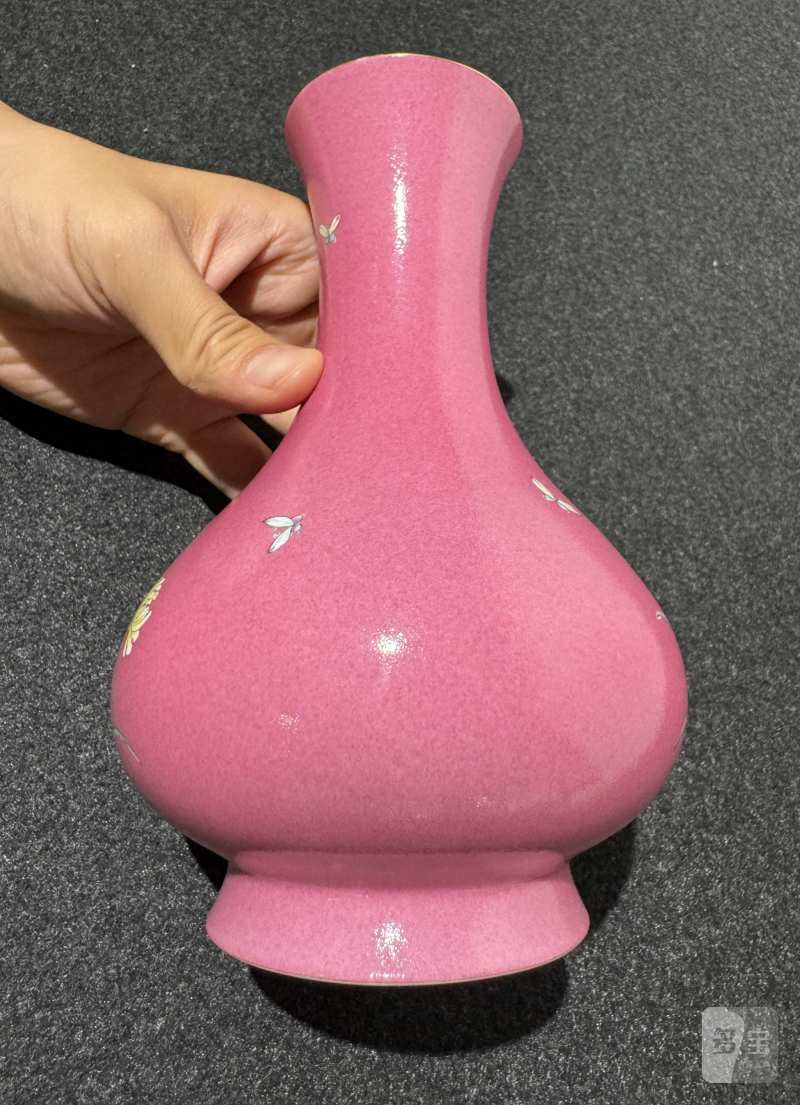 清晚期 胭脂红地粉彩蝶恋花纹瓶 - 图5